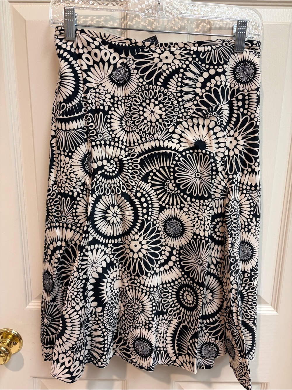 100% Cotton Black & Cream Floral A-Line Skirt Sz 18/20/22